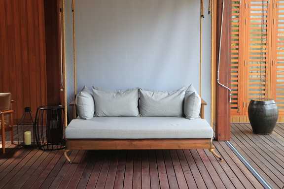 Get inspired to make your own hanging porch bed!