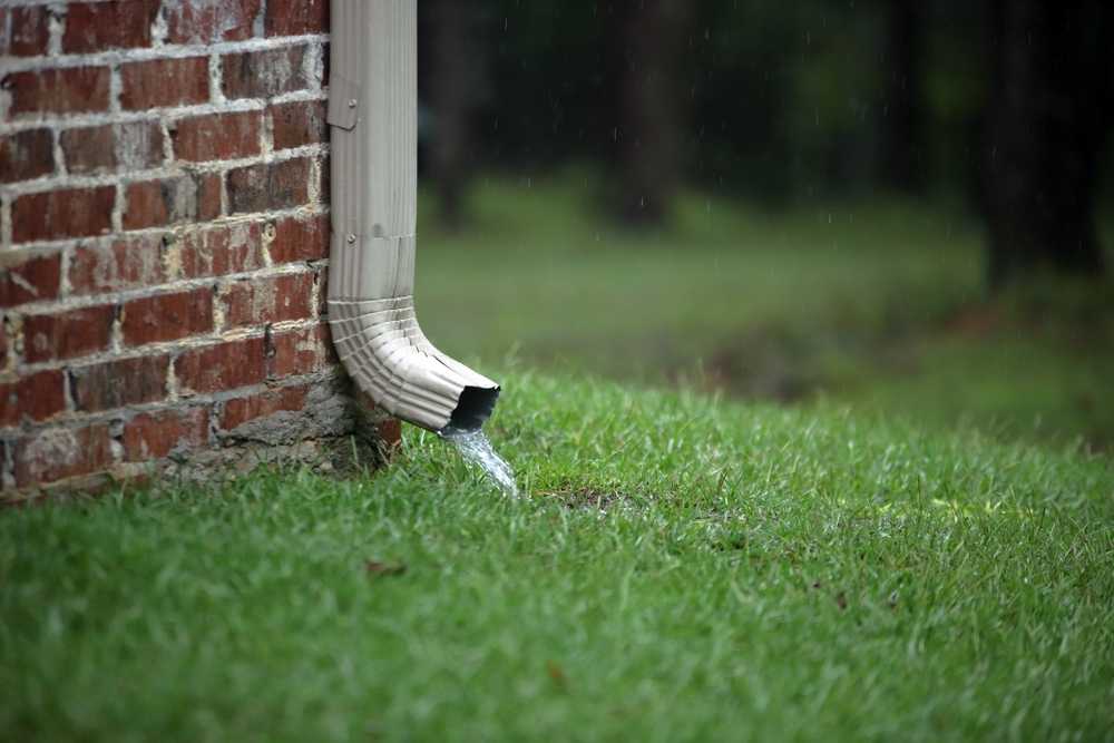Gutter Systems: Downspouts vs Rain Chains
